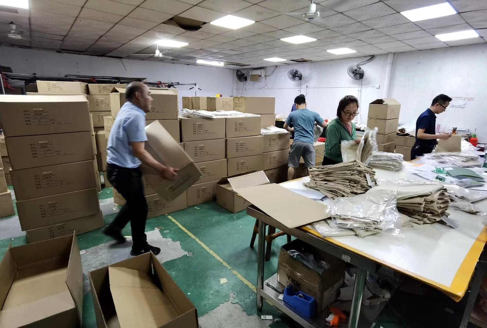 Packaging workshop for Wonderfun B2B workwear orders